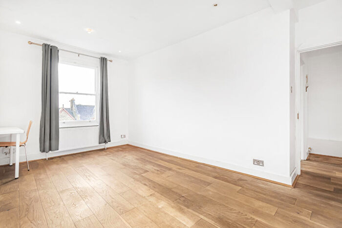 2 Bedroom Flat For Sale In Cheverton Road, Archway, London, N19