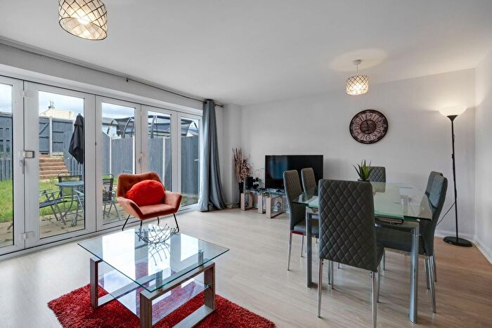 4 Bedroom Semi-Detached House To Rent In Kensal Green Drive, Maidenhead, SL6