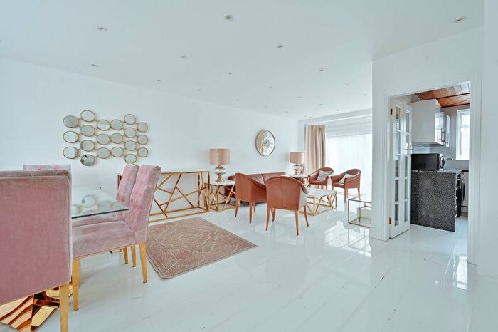 3 Bedroom Semi-detached House For Sale In Whitton Avenue West, Harrow, Greenford, UB6