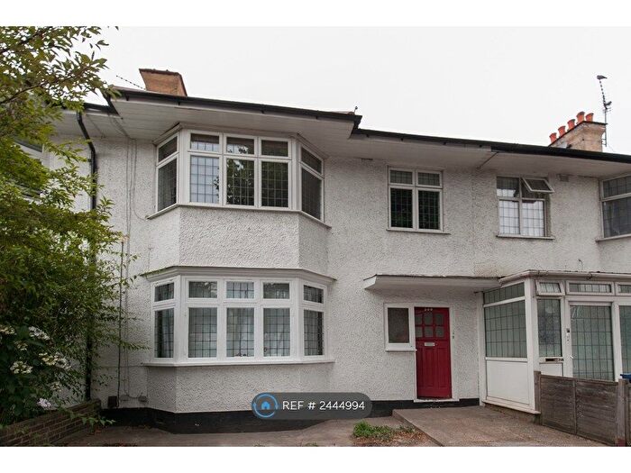 3 Bedroom Flat To Rent In Northfield Avenue, Ealing, W5