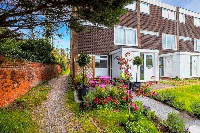 1 Bedroom Maisonette Flat To Rent In Epping, CM16