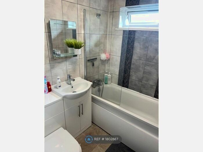 2 Bedroom Flat To Rent In Durham Road, Bromley, BR2