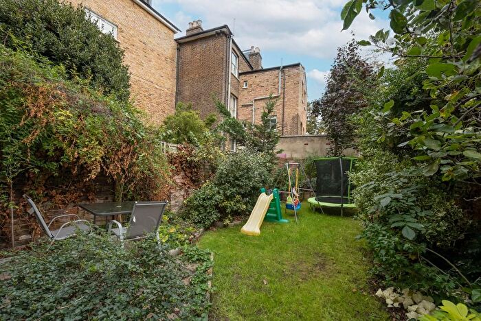 3 Bedroom Maisonette For Sale In Rectory Road, London, N16