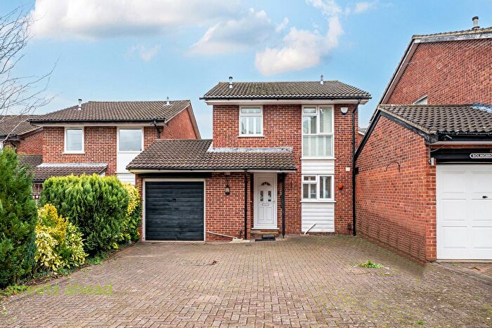 3 Bedroom Link Detached House For Sale In Asmar Close, Coulsdon, CR5