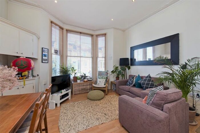 2 Bedroom Flat To Rent In Devonport Road, London, W12