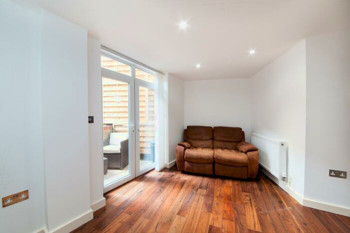 2 Bedroom Flat To Rent In Malvern Road, Kilburn, London, NW6