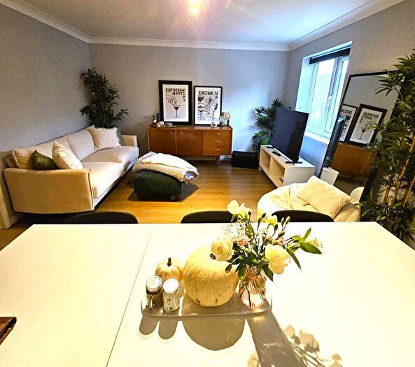 1 Bedroom Flat To Rent In Queen Alexandra Road, High Wycombe, HP11