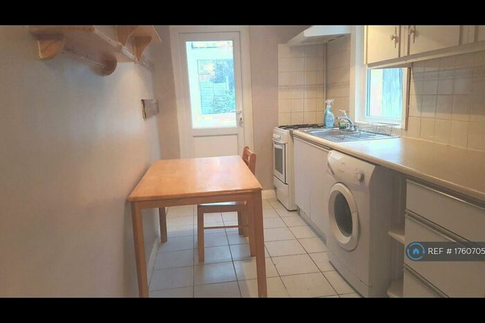2 Bedroom Flat To Rent In Turnpike Lane, London, N8