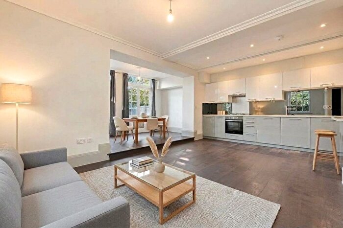 2 Bedroom Flat To Rent In Church Road, Tunbridge Wells, Kent, TN1