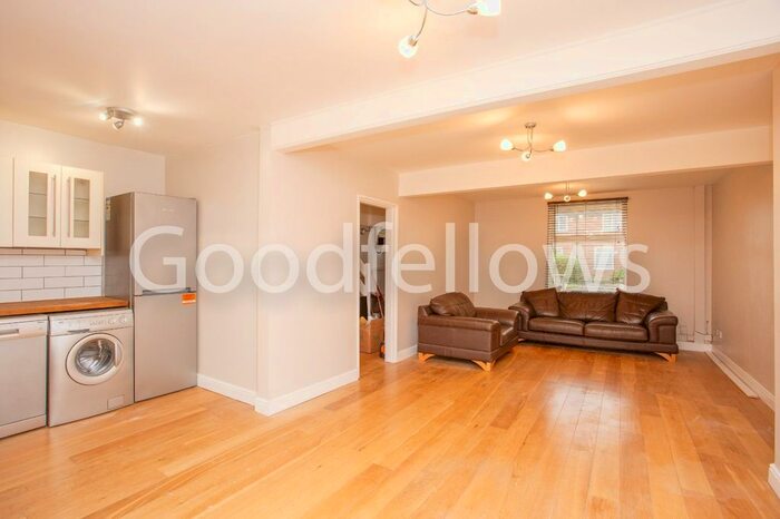 3 Bedroom Detached House To Rent In Bordesley Road, Morden, SM4