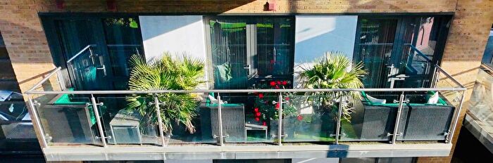 2 Bedroom Apartment To Rent In Gwynne Road, London, SW11