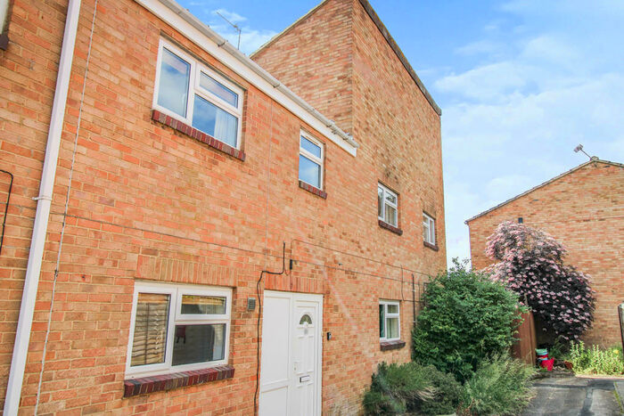 3 Bedroom Terraced House For Sale In Warneford Close, Toothill, SN5