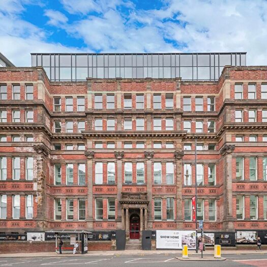 3 Bedroom Penthouse For Sale In Woodhouse Lane, Leeds, West Yorkshire, LS1