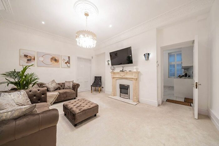 2 Bedroom Flat To Rent In De Vere Gardens, Kensington, London, W8