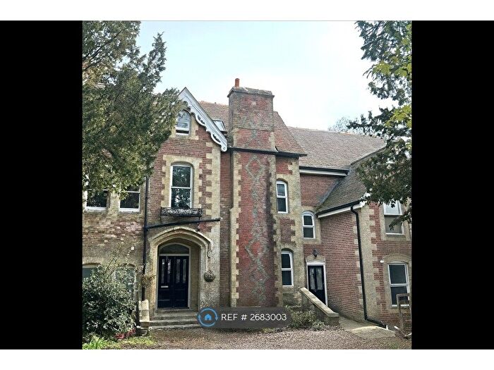 2 Bedroom Flat To Rent In Clatterford Roas, Newporr, PO30