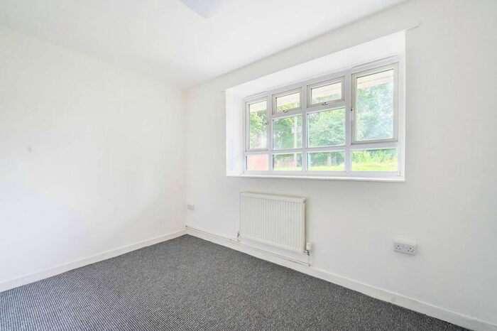 3 Bedroom Flat To Rent In Aldrington Road, Streatham, London, SW16