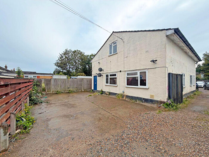 2 Bedroom Flat For Sale In Albert Road, Romford, RM1