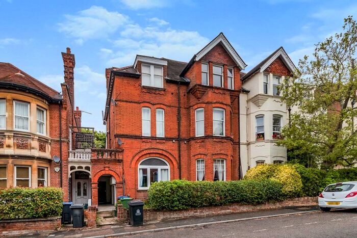 1 Bedroom Flat To Rent In Claremont Gardens, Surbiton, KT6