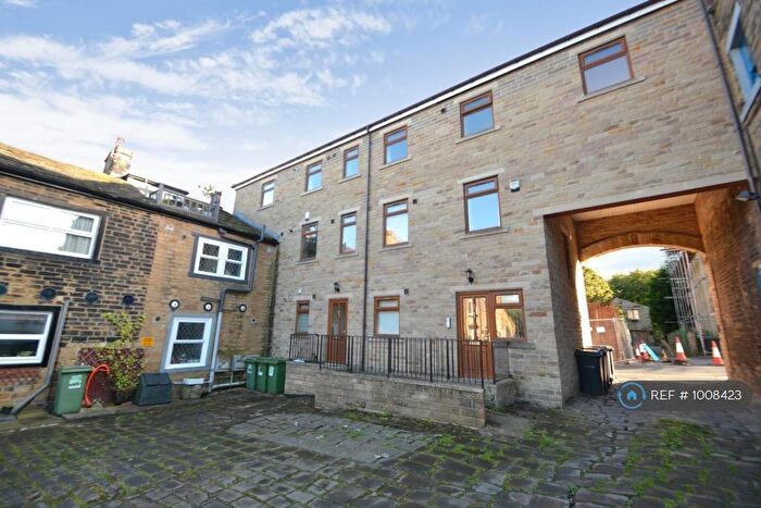 2 Bedroom Flat To Rent In Town Street, Armley, Leeds, LS12