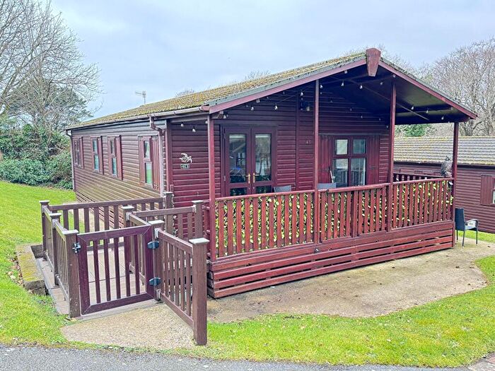 3 Bedroom Mobile Home For Sale In Hoburne Holiday Park Barton On Sea, BH25