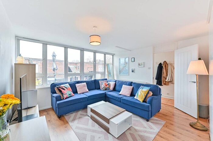 3 Bedroom Maisonette For Sale In Horle Walk, Brixton, London, SE5