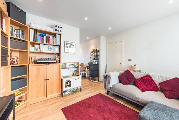 2 Bedroom Flat For Sale In Station Road, New Southgate, London, N11