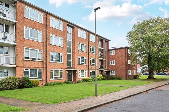 2 Bedroom Flat For Sale In High Road, London, N20