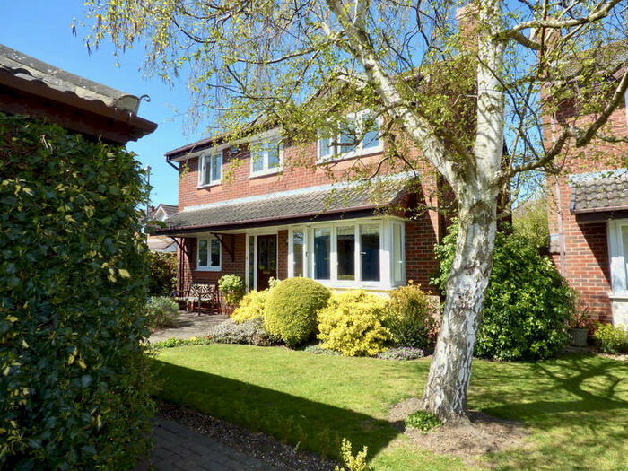 4 Bedroom Detached House For Sale In Mallard Close, Stratforduponavon