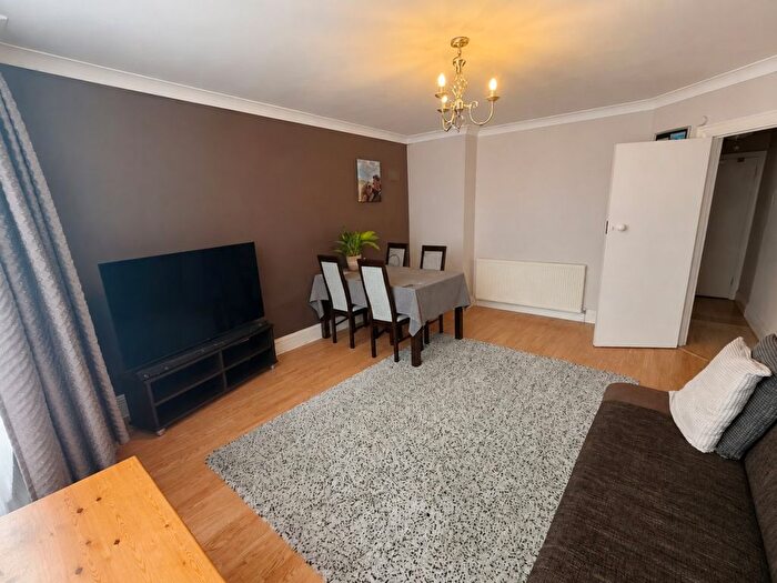 2 Bedroom Flat To Rent In Irving Lodge, Golders Green, NW11