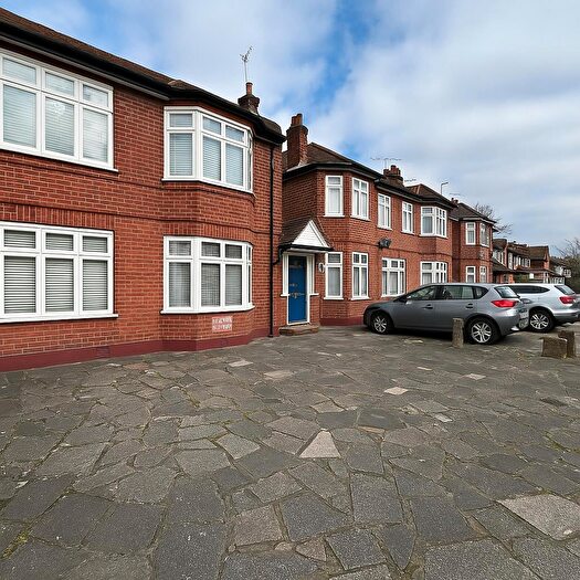 3 Bedroom Flat To Rent In North Circular Road, Palmers Green, N13