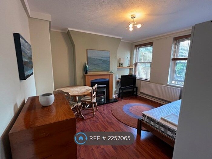 4 Bedroom Flat To Rent In Doddington Grove, London, SE17