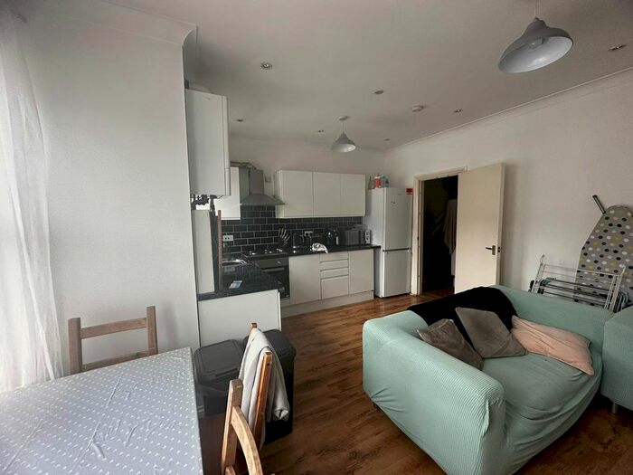 4 Bedroom Flat To Rent In Undine Street, London, SW17