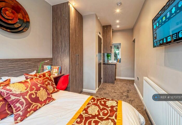 Studio To Rent In Mount Drive, Harrow, HA2