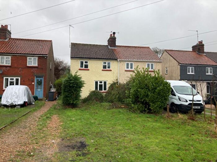 3 Bedroom Semi Detached House For Sale In Bluebell Road, North Walsham, Norfolk, NR28