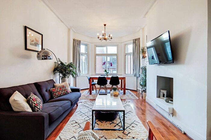 2 Bedroom Flat To Rent In South Lambeth Road, Vauxhall, London, SW8