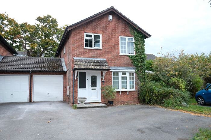 4 Bedroom Link Detached House For Sale In Philpott Drive, Marchwood, SO40