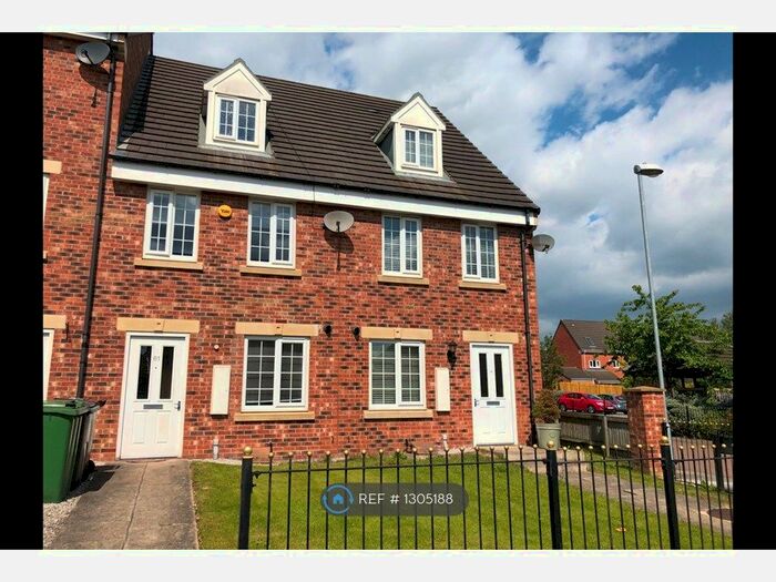 3 Bedroom Semi-Detached House To Rent In New Forest Way, Leeds LS10