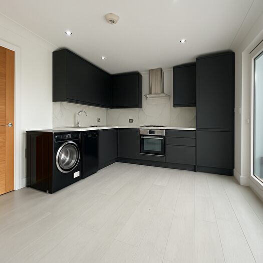 2 Bedroom Flat To Rent In Dormans Court, Cheam Road, Epsom, KT17