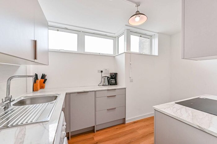 1 Bedroom Flat To Rent In Winter Garden House, Covent Garden, London, WC2B