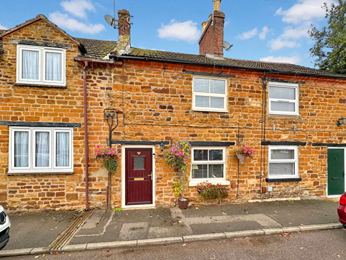 3 Bedroom Cottage For Sale In The Green, Hardingstone, NN4