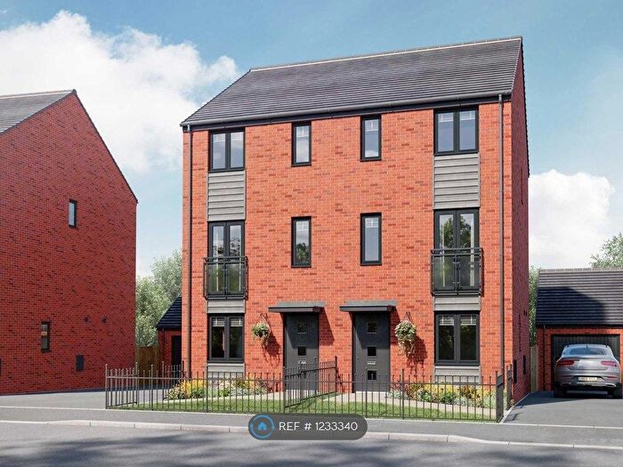 4 Bedroom Semi-Detached House To Rent In Fitzhugh Rise, Wellingborough, NN8