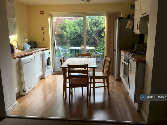 4 Bedroom Semi-Detached House To Rent In Maycroft Avenue, Manchester, M20