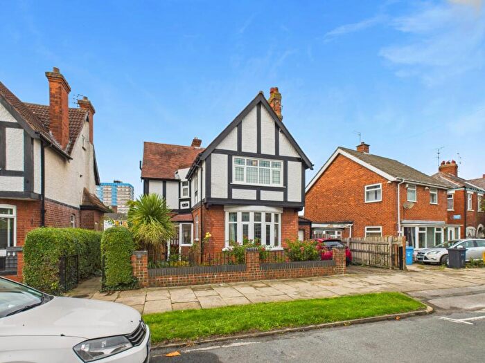 3 Bedroom Detached House For Sale In Hamlyn Avenue, Hull, HU4