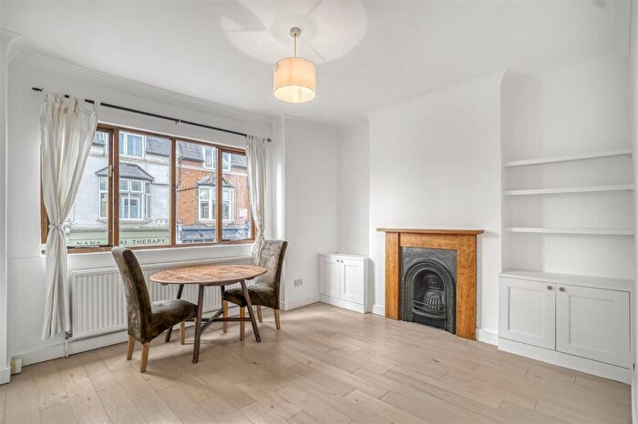 2 Bedroom Flat For Sale In Sheen Lane, East Sheen, SW14