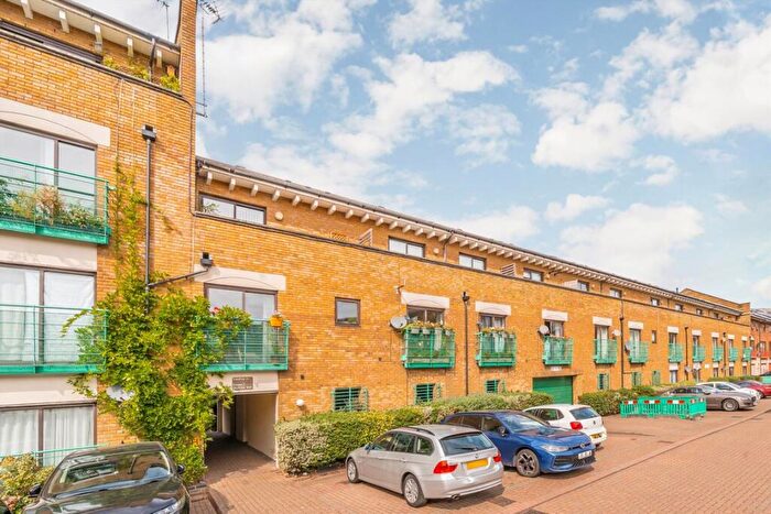 1 Bedroom Flat For Sale In Plover Way, Rotherhithe, SE16
