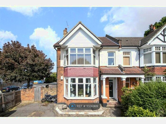 2 Bedroom Flat To Rent In Grove Park, London, SE12