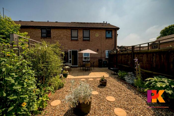 Flat To Rent In Hellyer Way, Bourne End, SL8