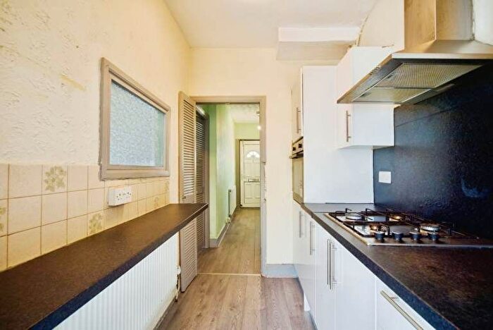 3 Bedroom Flat To Rent In Lawrence Avenue, Manor Park, Ilford, London, E12