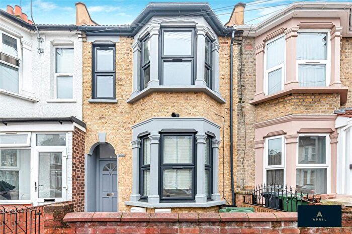 3 Bedroom Apartment To Rent In Waterloo Road, London, E10