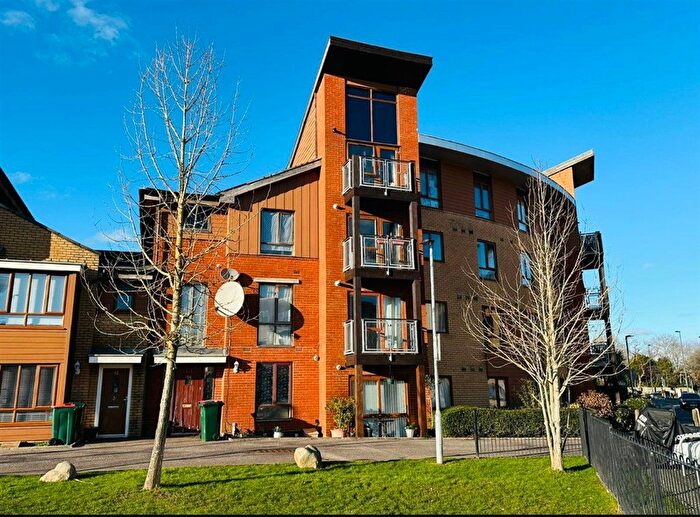 2 Bedroom Flat For Sale In Commonwealth Drive, Three Bridges, Crawley, West Sussex, RH10